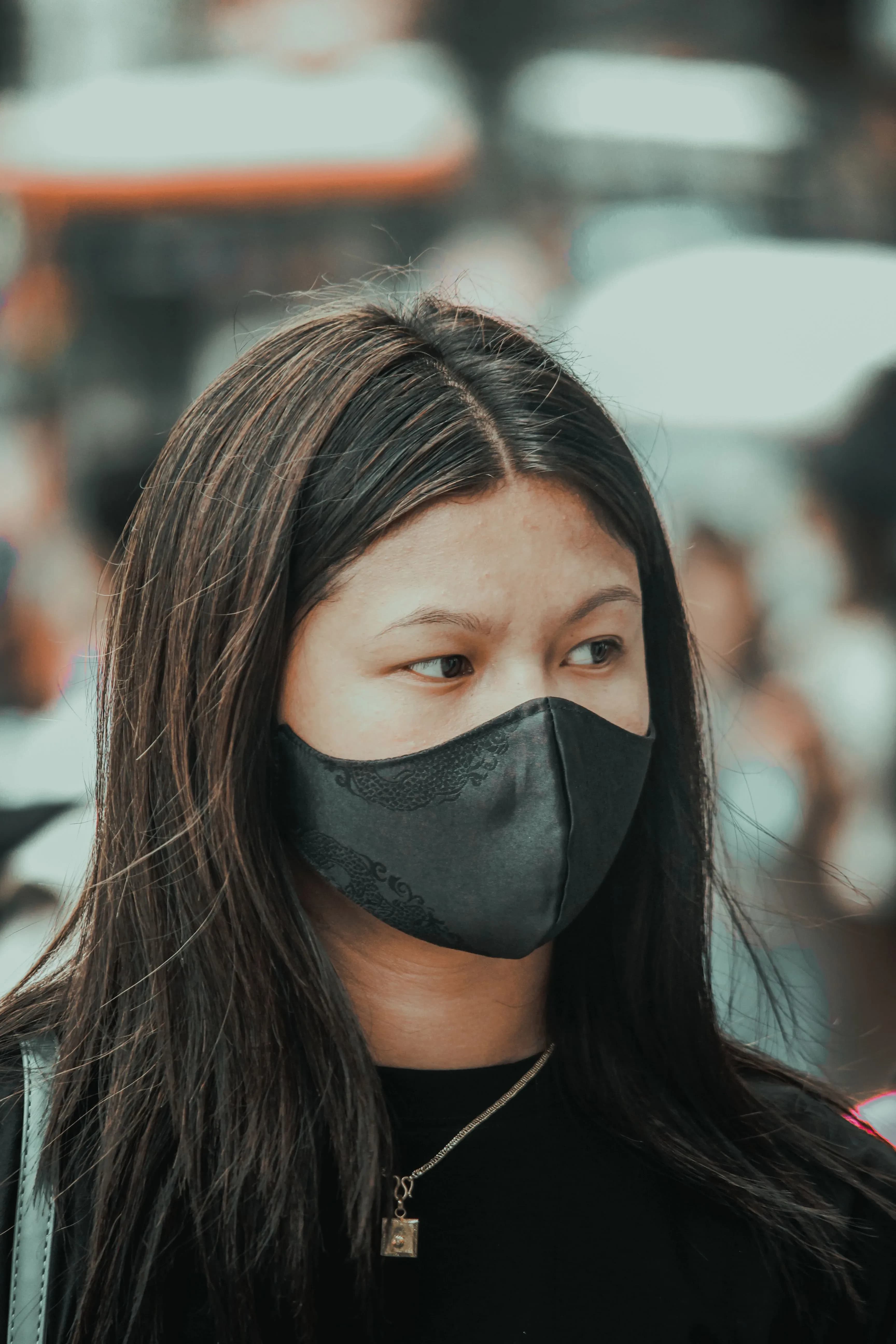 Khẩu trang lụa màu đen hoa văn tinh tế, kiểu dáng ôm mặt thanh lịch cho nữ giới.